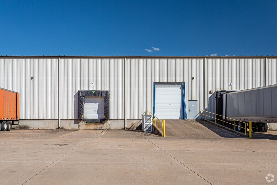 More Photos Of 1100 71 Plaza Ct, Springdale Warehouse For Lease