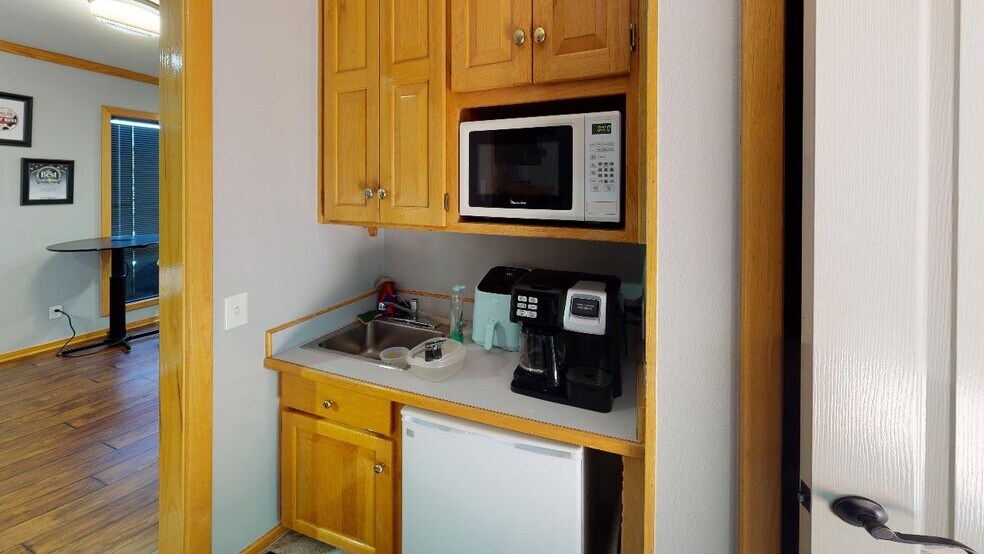 More Photos Of 9 Halsted Cir, Rogers Medical For Lease