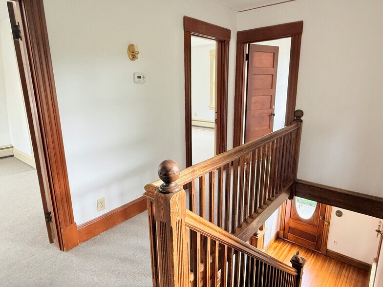 More Photos Of 194-196 New London Tpke, Glastonbury Office For Sale