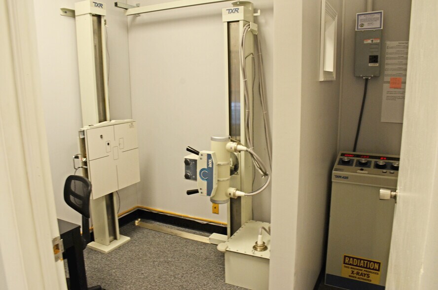 More Photos Of 910-946 N Green Bay Rd, Waukegan General Retail For Lease