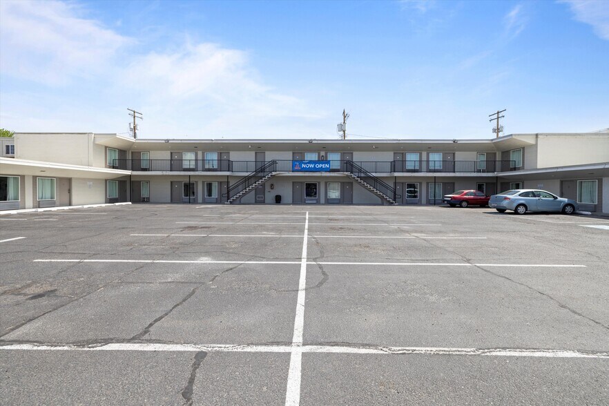 More Photos Of 720 W Lewis St, Pasco Hotel For Sale