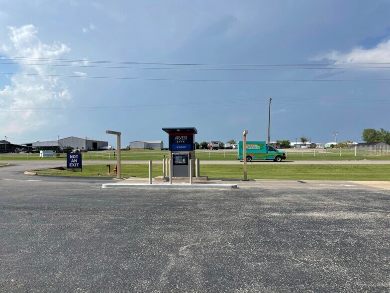 More Photos Of 924 Missouri, Walters Bank For Sale