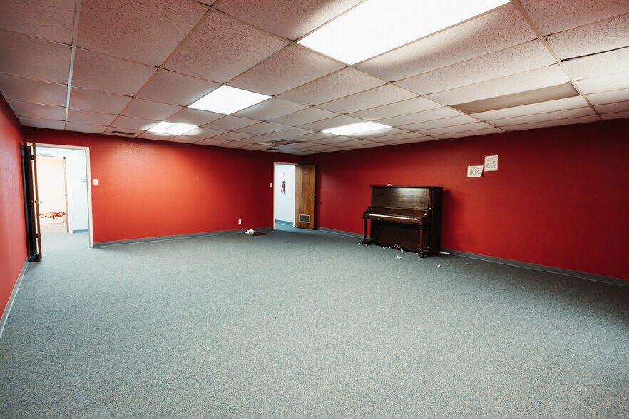 More Photos Of 900 Natchez Ave, Pasadena Schools For Lease