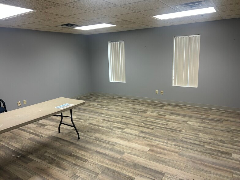 More Photos Of 1000 Industrial Pky, Elkhart Warehouse For Lease