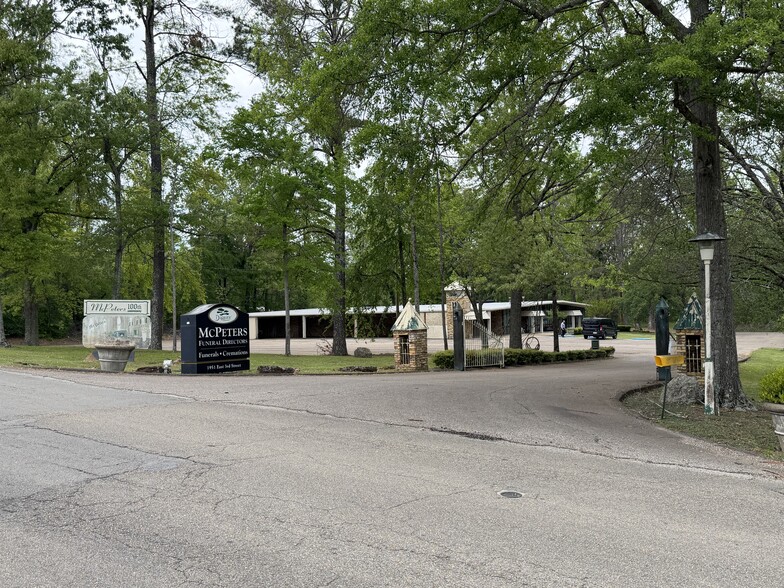 More Photos Of 1951 E 3rd St, Corinth Cemetery Mausoleum For Sale