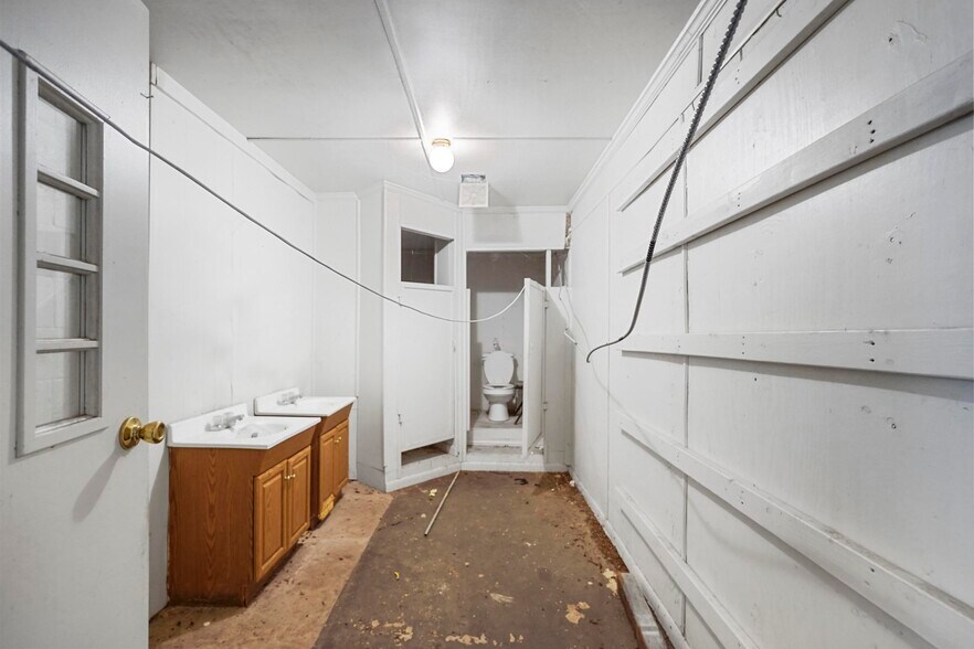 More Photos Of 2001 I-30 E, Greenville Light Manufacturing For Lease