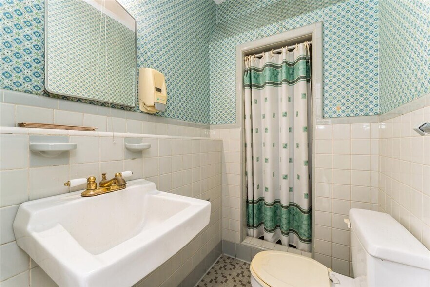 More Photos Of 13210 Hillside Ave, Richmond Hill Storefront Retail Office For Sale