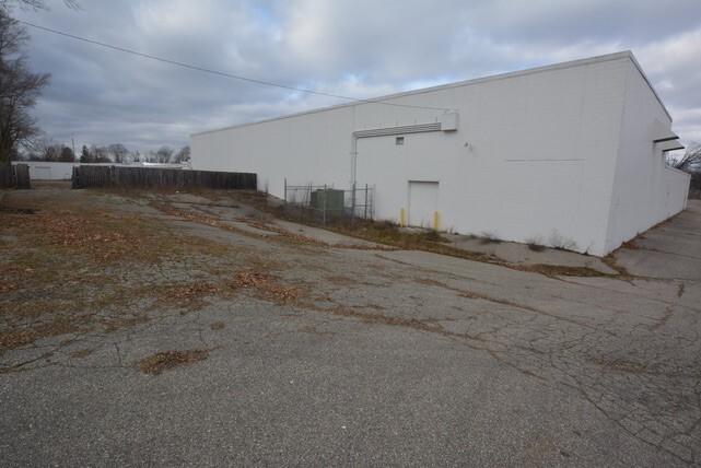 More Photos Of 460 E Main St, Saranac Warehouse For Lease