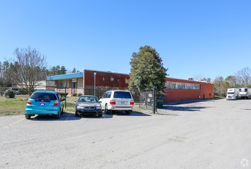More Photos Of 2300 Old Steele Creek Rd, Charlotte Warehouse For Lease