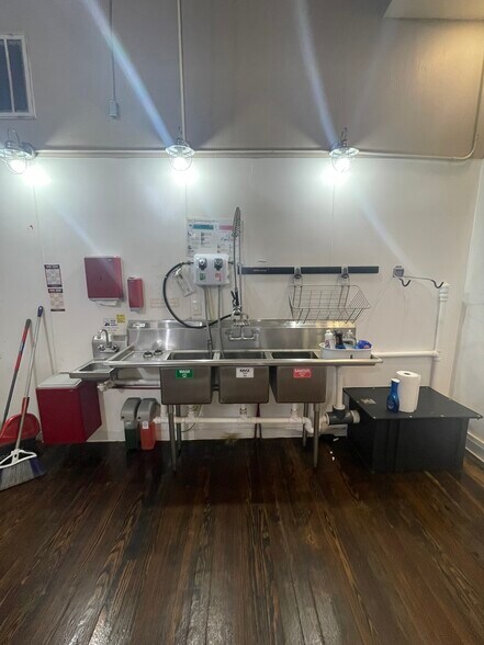 More Photos Of 522 S Main St, Elkhart Storefront Retail Residential For Lease