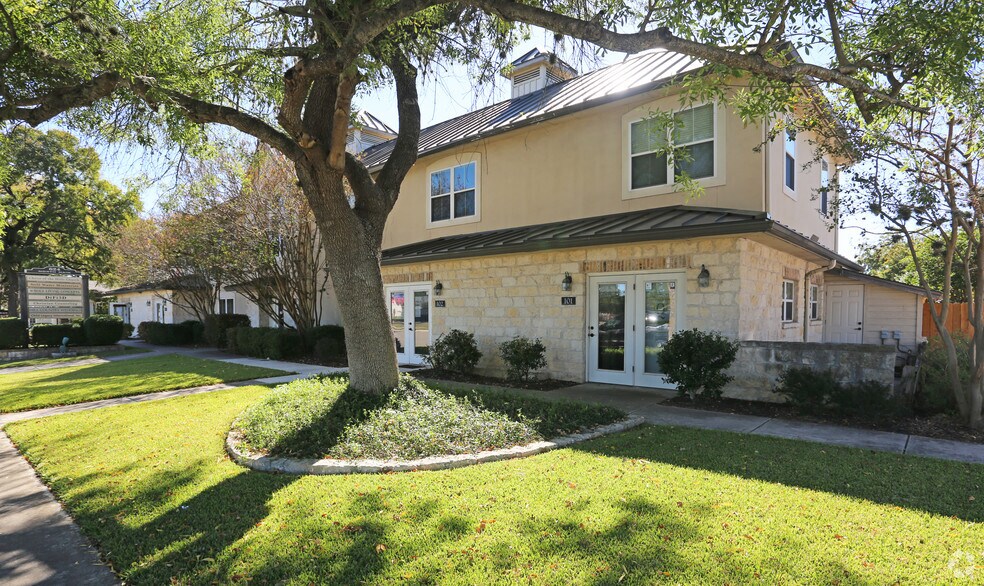 More Photos Of 624 N Main St, Boerne Office For Sale