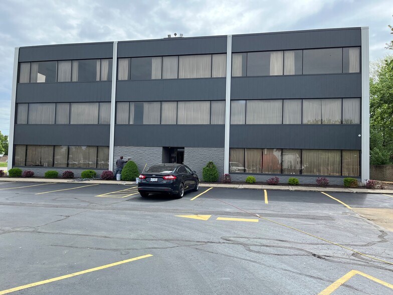 More Photos Of 15887 Snow Rd, Brook Park Medical For Lease