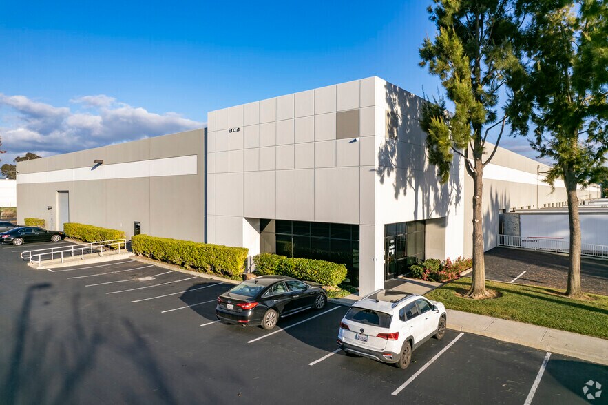 More Photos Of 7091-7095 Central Ave, Newark Unknown For Lease