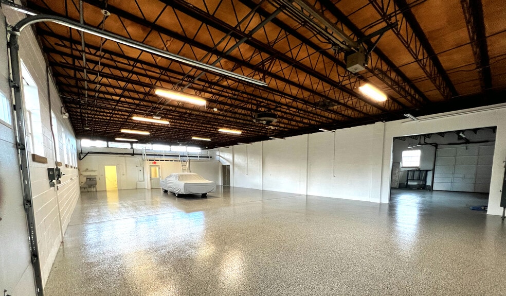 More Photos Of 1935 Stanley St, Northbrook Warehouse For Lease