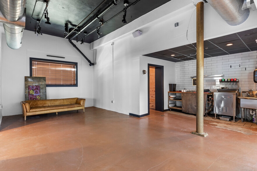 More Photos Of 208 S Castell Ave, New Braunfels Restaurant For Lease