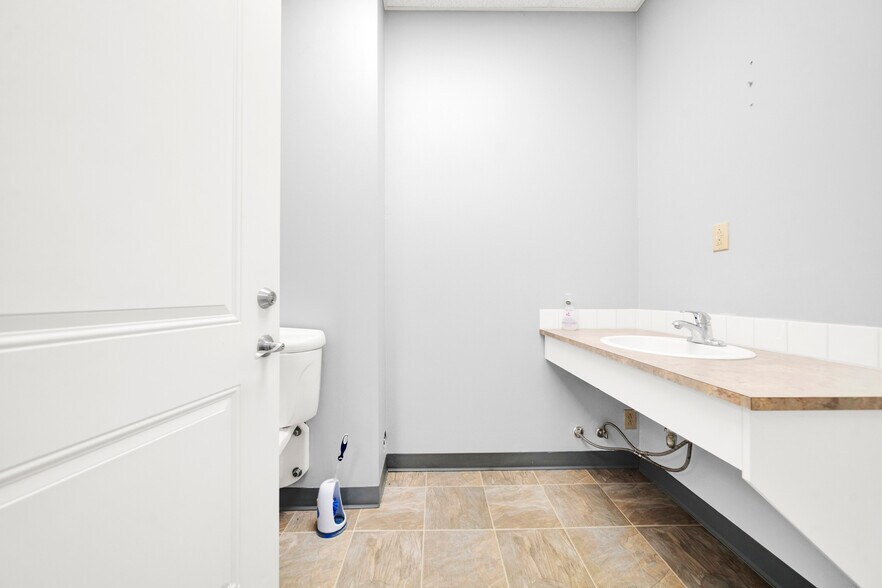 More Photos Of 2518 Clearbrook Rd, Abbotsford Apartments For Lease