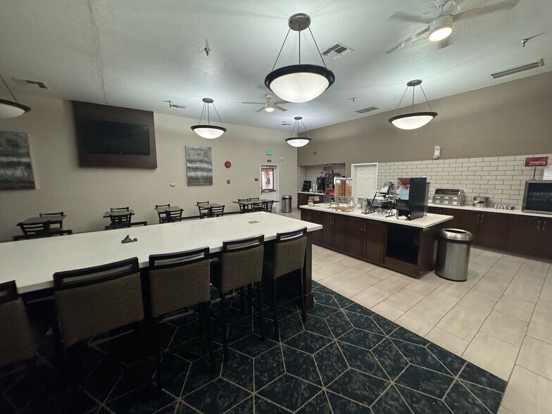 More Photos Of 1415 E Yosemite Ave, Manteca Hotel For Lease