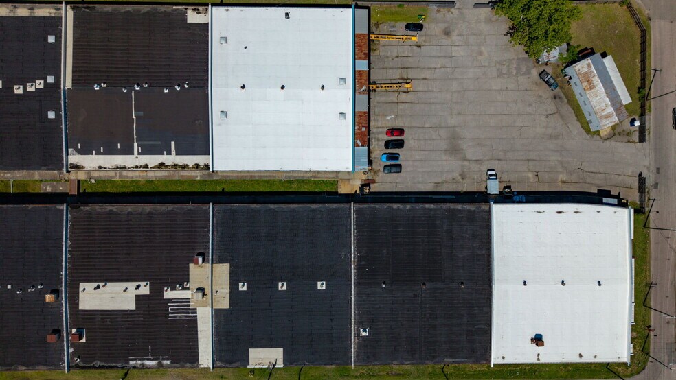 More Photos Of 827 Douglas Ave, Portsmouth Warehouse For Lease