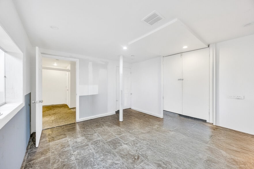 More Photos Of 28 Main St, Hempstead Storefront Retail Residential For Lease