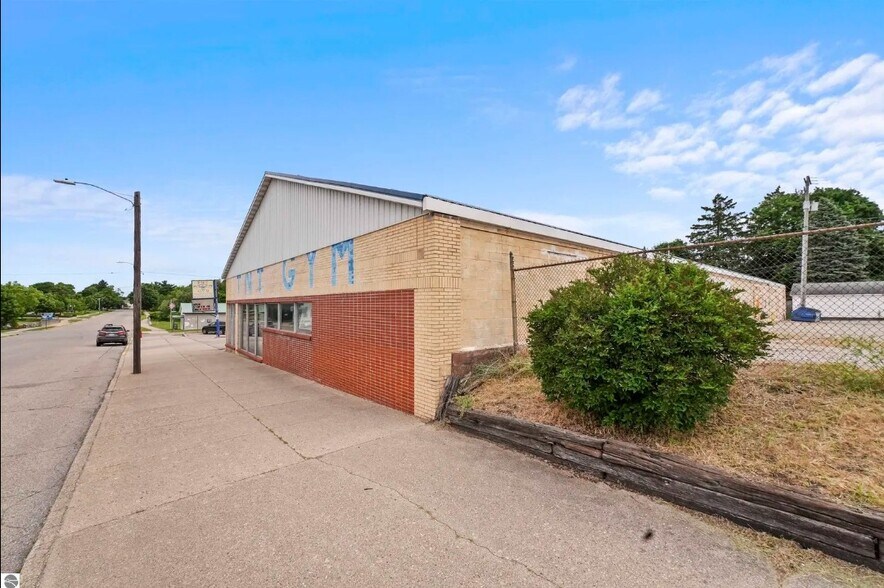 More Photos Of 310 N Michigan Ave, Big Rapids Freestanding For Sale