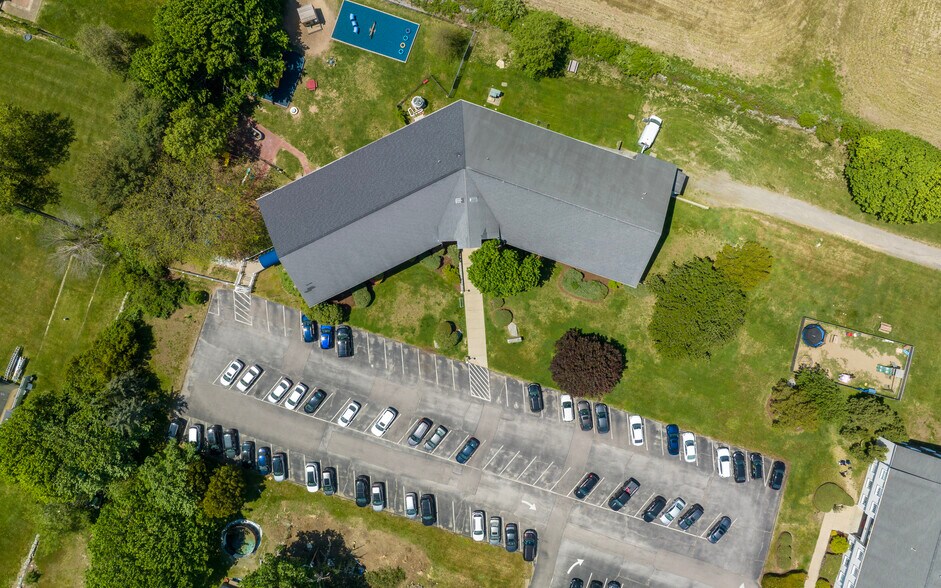 More Photos Of 1272 W Main Rd, Middletown Unknown For Lease