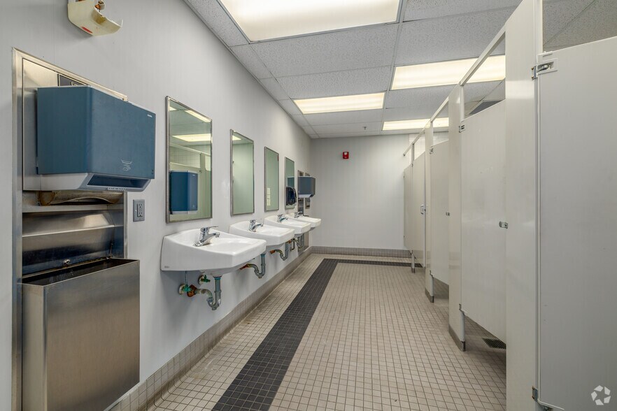 More Photos Of 3660 Deerpark Blvd S, Elkton Distribution For Lease