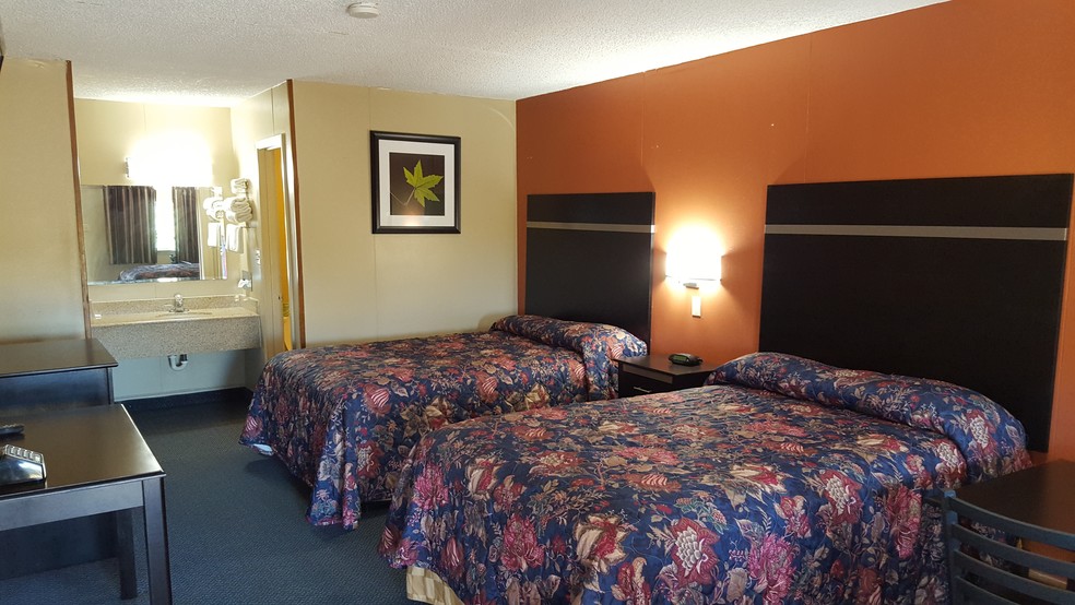 More Photos Of 718-720 N La Grange St, Flatonia Hotel For Sale