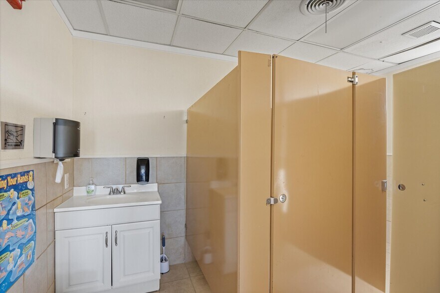 More Photos Of 6605 Dan Danciger Rd, Fort Worth Office For Sale