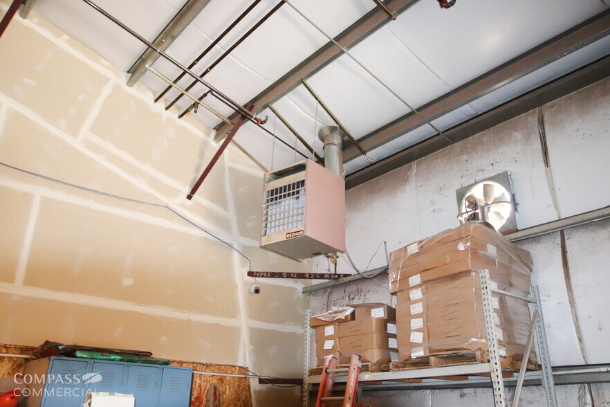 More Photos Of 494 SW Veterans Way, Redmond Warehouse For Lease
