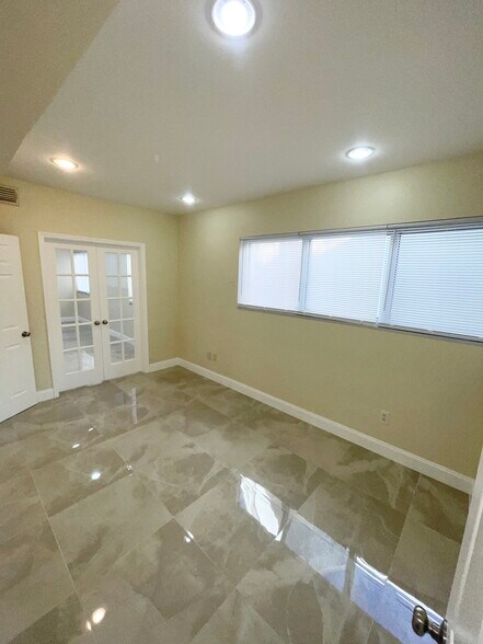 More Photos Of 1155 NE Cleveland St, Clearwater Office Residential For Lease