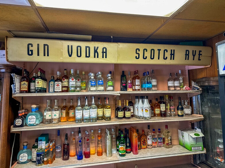 More Photos Of 1300 N Claymont St, Wilmington Bar For Sale