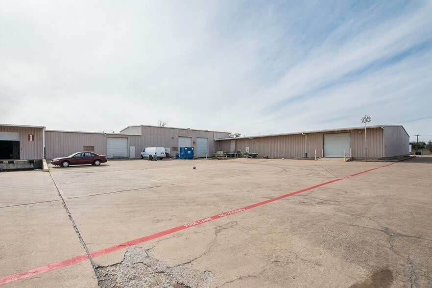 More Photos Of 300 S Kirby St, Garland Warehouse For Lease