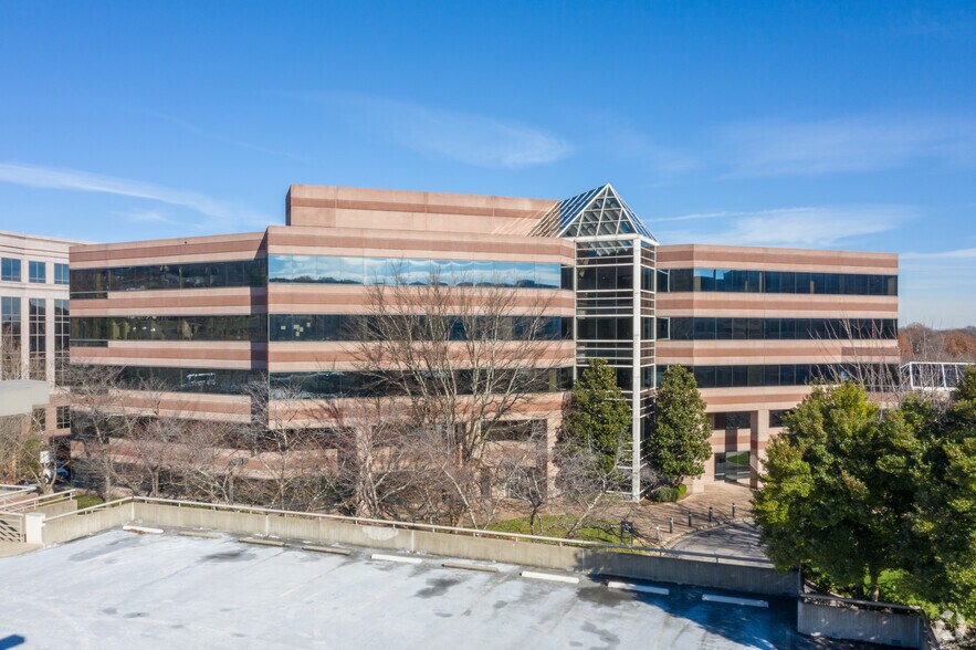 More Photos Of 30 Burton Hills Blvd, Nashville Office For Lease