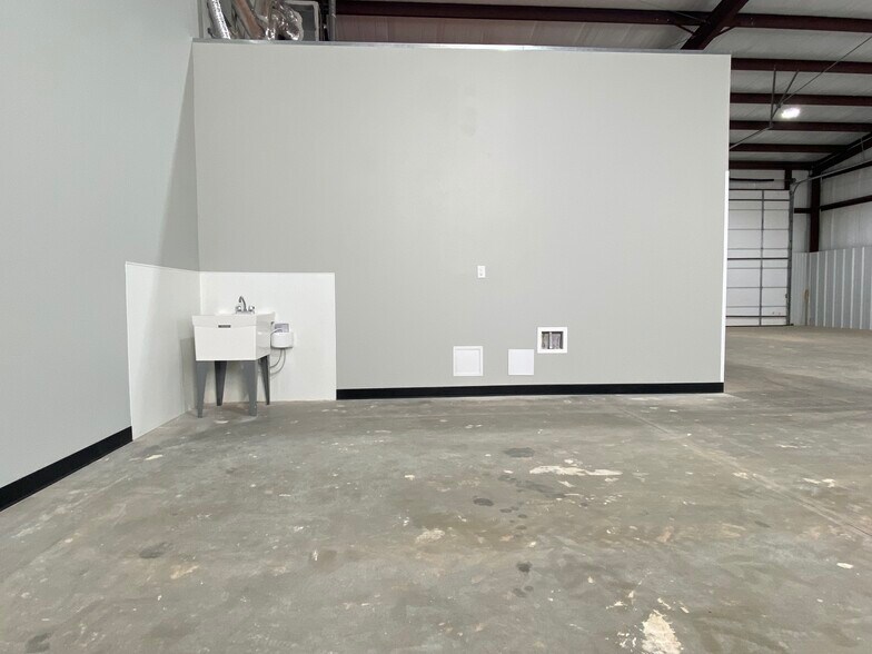 More Photos Of 7605 NW 79th Pl, Oklahoma City Industrial For Lease