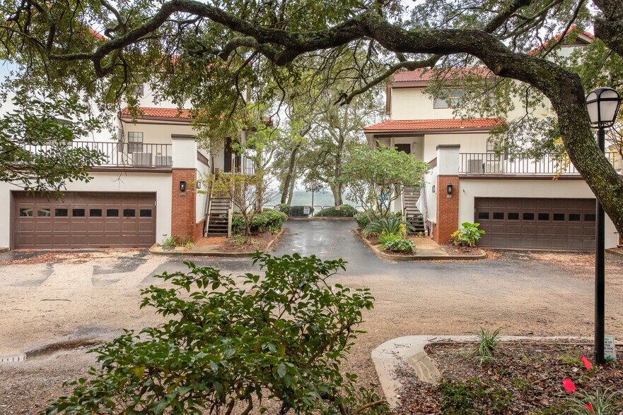 More Photos Of 77-87 Bay Bridge Dr, Gulf Breeze Office For Lease