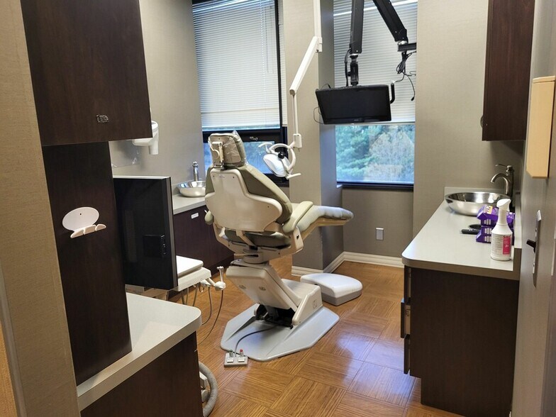 More Photos Of 1 Crosfield Ave, West Nyack Office For Lease