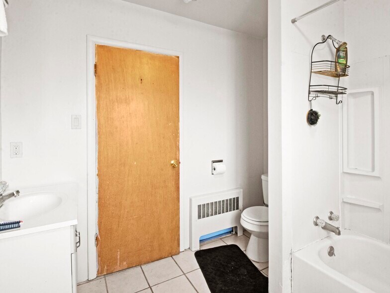 More Photos Of 905 W Spruce St, Rawlins Hotel For Sale