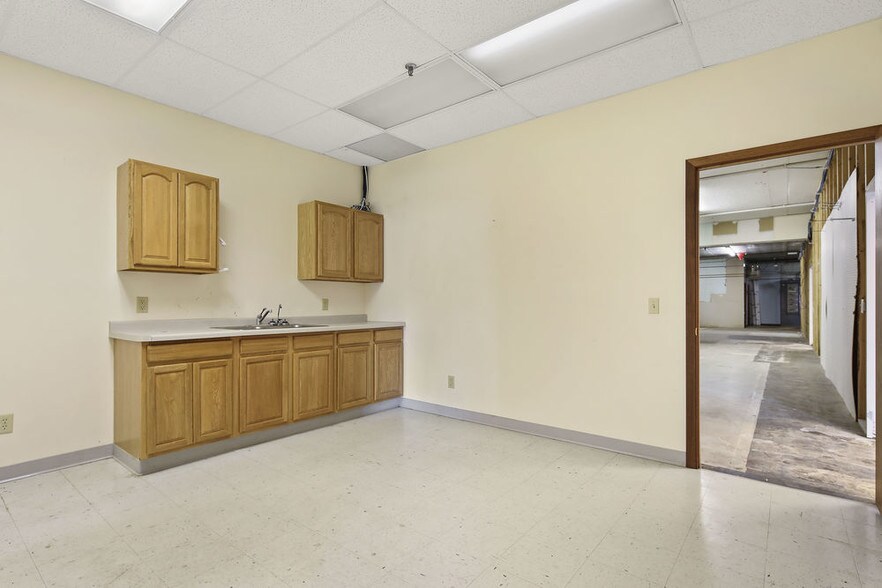 More Photos Of 110-114 S Rum River Dr, Princeton General Retail For Lease