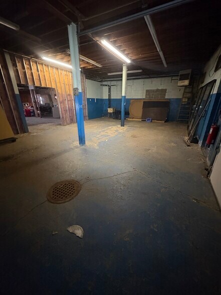 More Photos Of 2189 Eureka Rd, Wyandotte General Retail For Lease