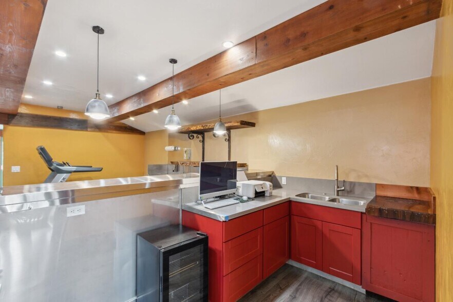 More Photos Of 1637 Del Monte Blvd, Seaside Storefront For Sale