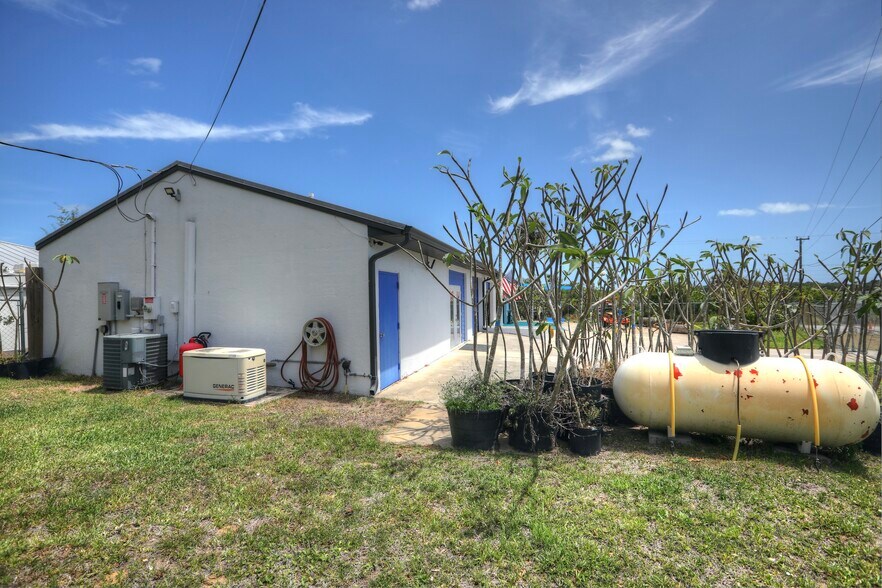 More Photos Of 6820 Woodmere Rd, Sebastian Light Distribution For Sale