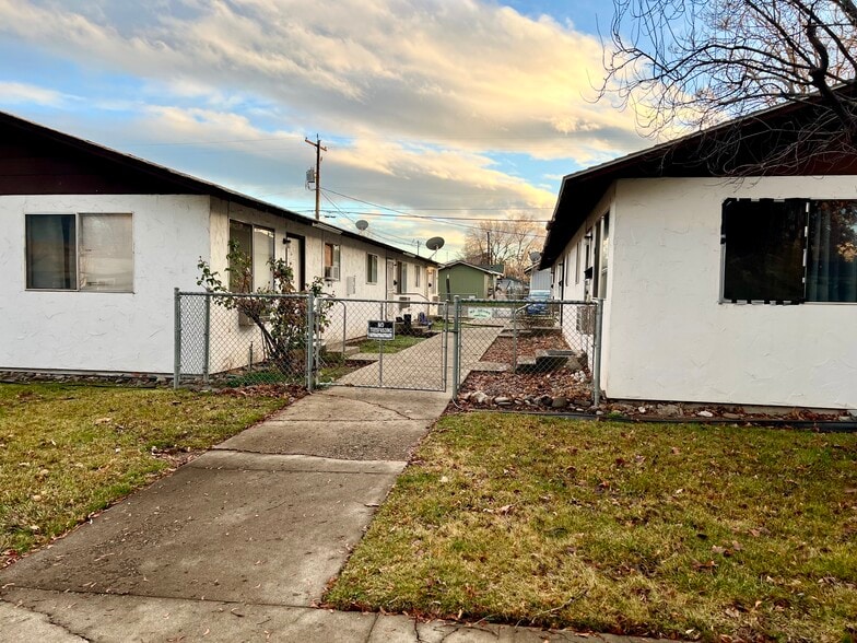 Primary Photo Of 1518-1520 Roosevelt Ave, Yakima Apartments For Sale