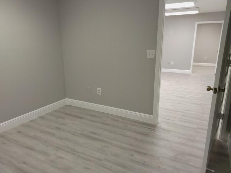 More Photos Of 2540 Winkler Ave, Fort Myers Office For Lease