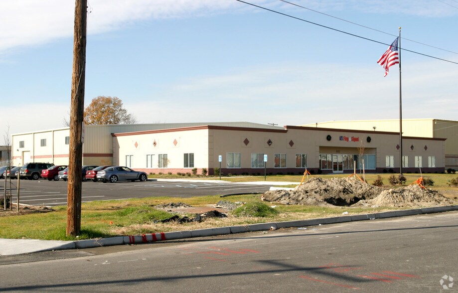 More Photos Of 802 Fifth St, Portsmouth Warehouse For Lease