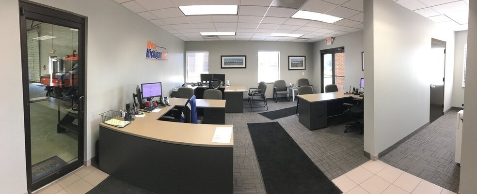 More Photos Of 3370 Busch Dr SW, Grandville Service For Sale