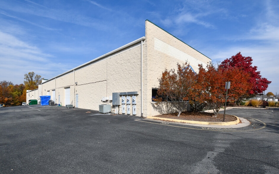 More Photos Of 10 Commerce Pky, Fredericksburg Warehouse For Lease