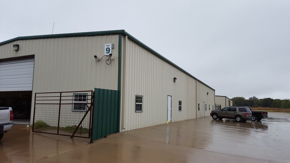 More Photos Of 2141 Collins Rd, Denton Unknown For Lease