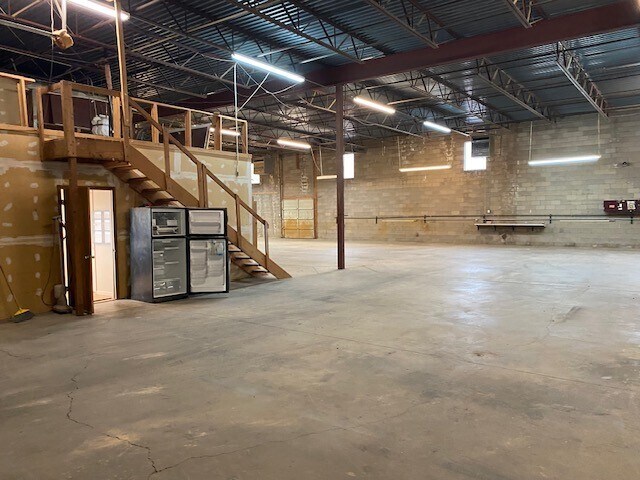 More Photos Of 1940 W Adriatic Pl, Englewood Warehouse For Lease