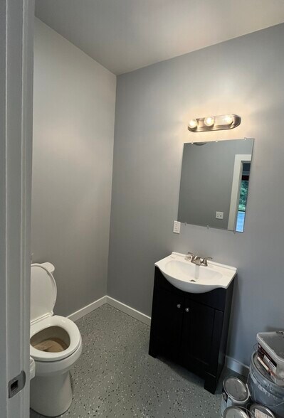 More Photos Of 125 Commerce Dr, Carmel Warehouse For Lease