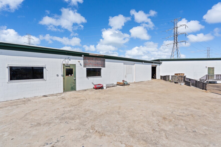 More Photos Of 8602 Broadway St, Galveston Warehouse For Sale